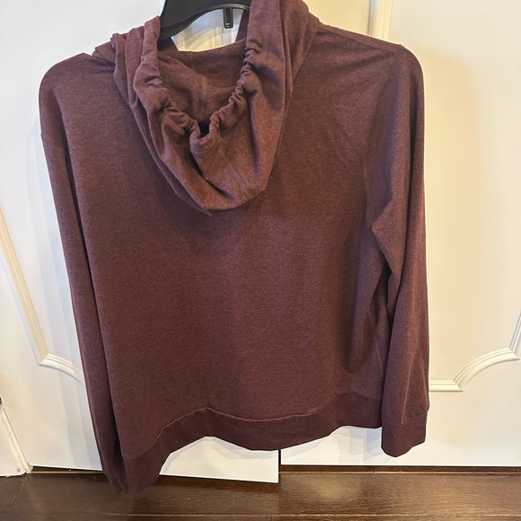 Vuori Women's ruby heather x-large Hoodie never worn before - Picture 4 of 4